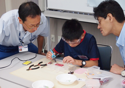 2012年8月8日 株式会社村田製作所 東京支社で開催した「電子工作教室」の様子