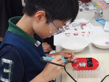 2013年8月7日 村田製作所 東京支社で開催した「電子工作教室」の様子