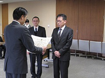 信州協同大賞の授賞式。長野県知事から賞状を授与されました。