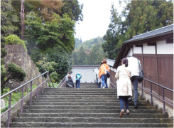 更に階段を登って登って、山寺到着☆