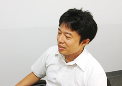 Tsuda responding at the interview (Technical & Sales Dept.)