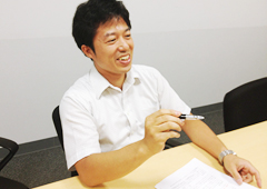 Tsuda responding at the interview (Technical & Sales Dept.)